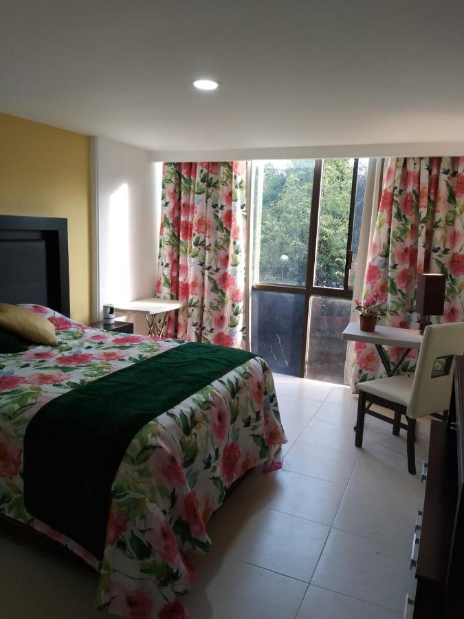 Charming Sunny Bedroom Overlooking Beautiful Amsterdam Avenue In Best Condesa Area México DF Exterior foto